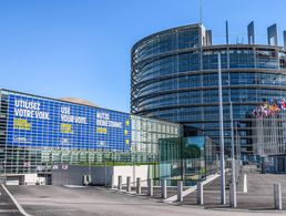 „Nutze deine Stimme" steht an der Fassade des Europa Parlaments in Straßburg. Foto: picture alliance/ Winfried Rothermel