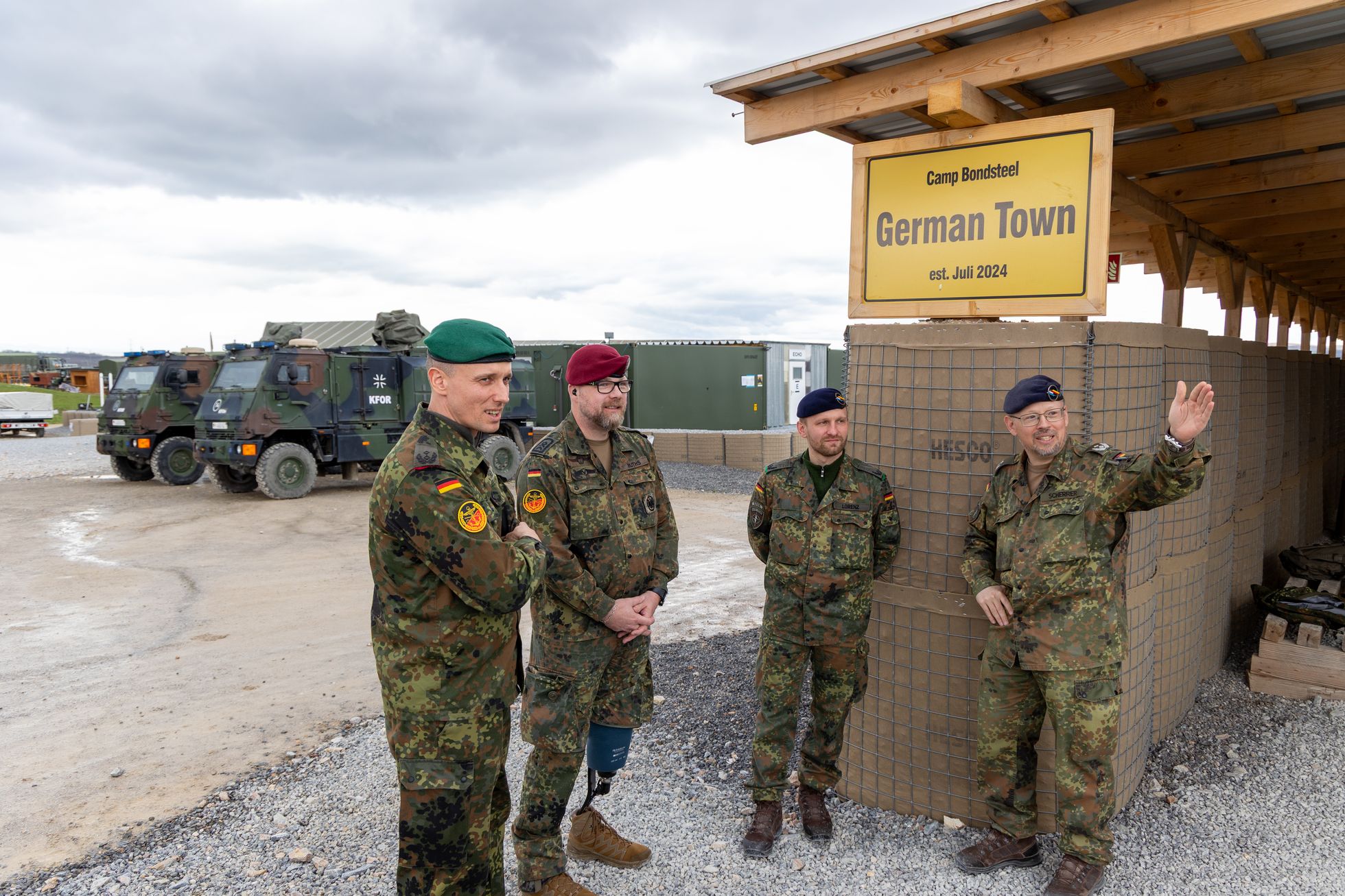 Oberstleutnant Daniel Scherrer (r.) und Major Vadim Lorenz (2.v.r.) wiesen Oberstleutnant i.G. Marcel Bohnert (l.) und Stabsfeldwebel Jens Ruths im Camp Bondsteel in die aktuelle Lage im Kosovo ein. Foto: DBwV/Yann Bombeke