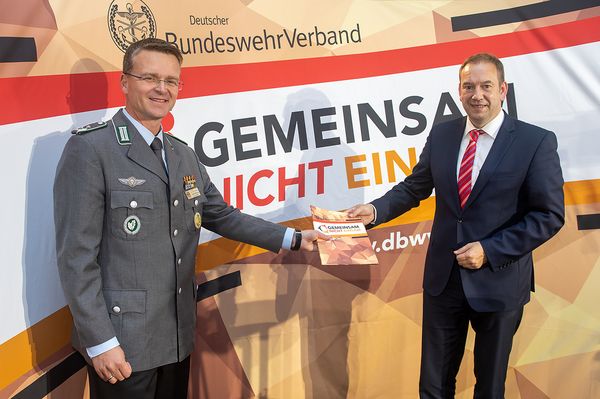 Der Bundesvorsitzende (l.) mit dem verteidigungspolitischen Sprecher der CDU/CSU-Fraktion Henning Otte. Foto: DBwV/Yann Bombeke