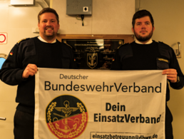 v.l.: Oberbootsmann Schnitter (stv. Vorsitzender) und Hauptbootsmann John Hermanns (Vorsitzender) führen die Truppenkameradschaft der Bonn. Foto: DBwV