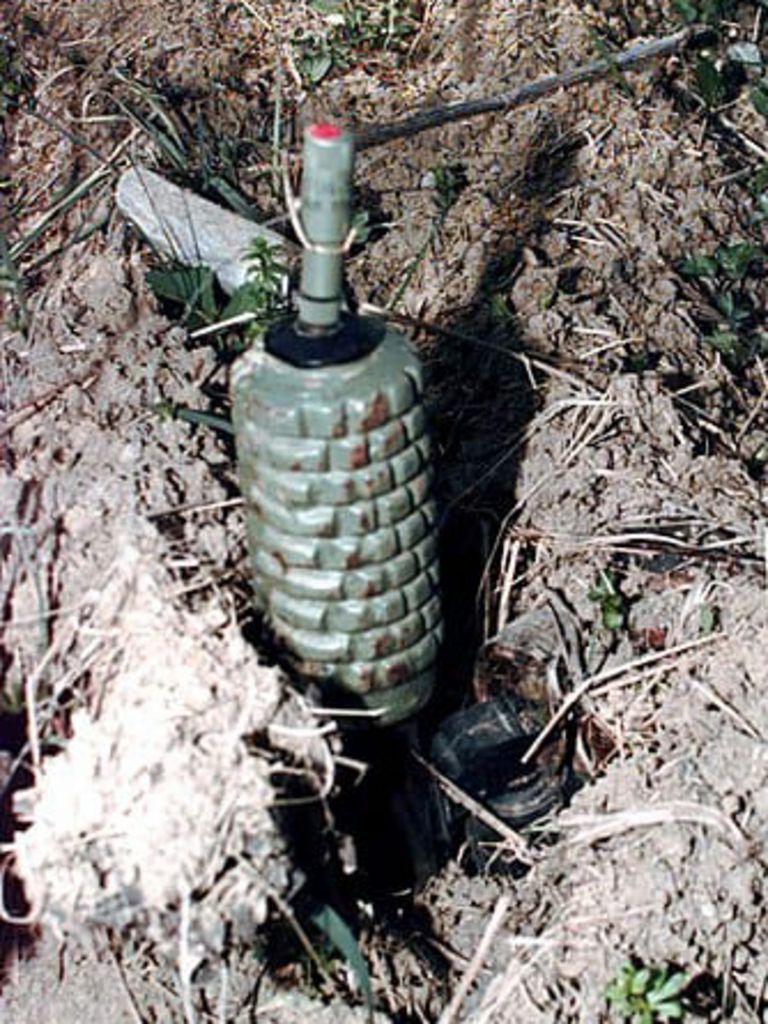 Die Gefahr lauert im Erdreich, oft nicht sichtbar: Eine Antipersonen-Mine im Kosovo. Foto: Jens Ruths