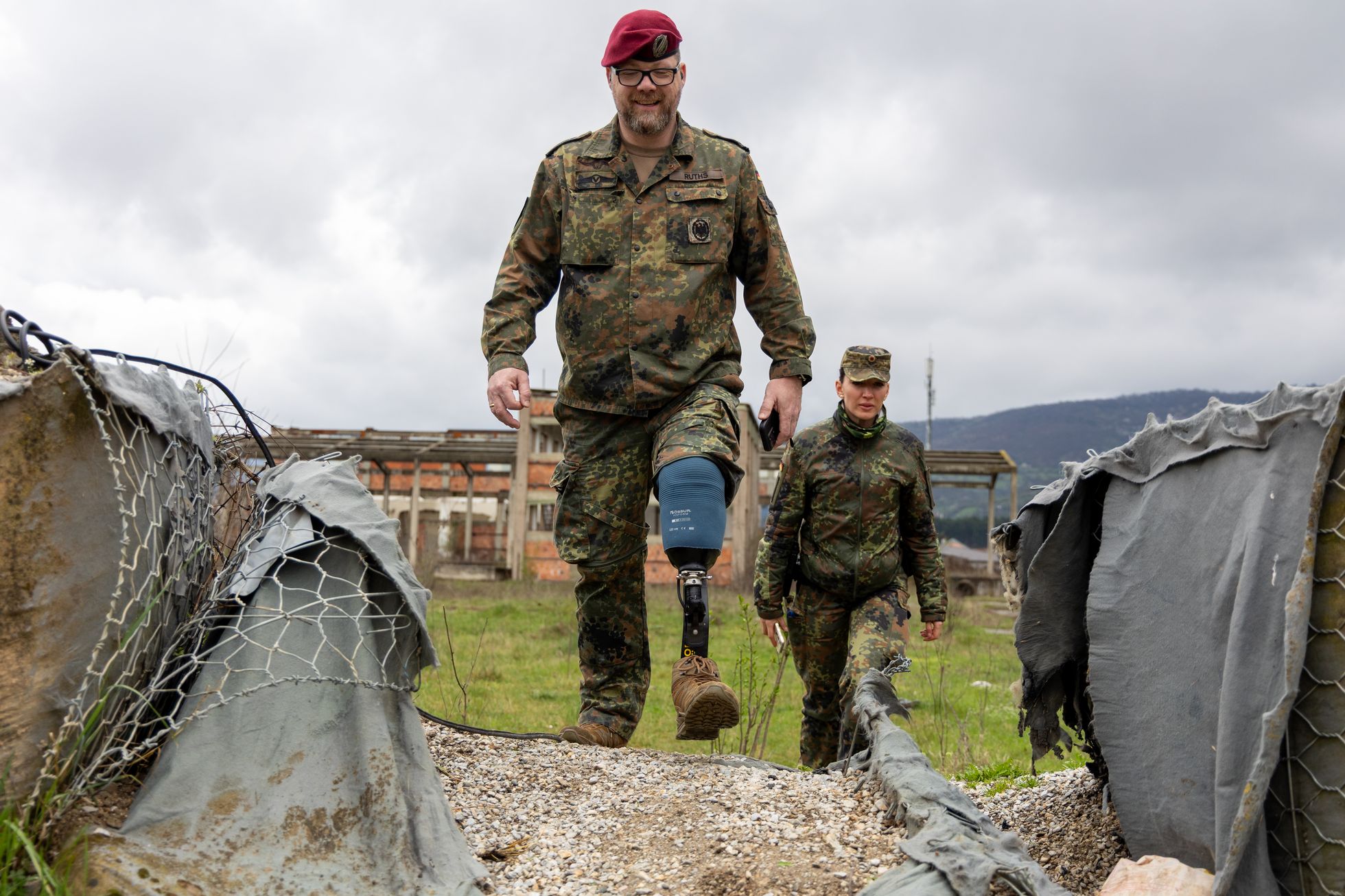 An die Bundeswehr-Vergangenheit in der "blauen Halle" erinnern nur noch ein paar Reste der Hesco-Schutz-Module. Foto: DBwV/Yann Bombeke
