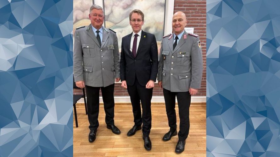 Oberst Thomas Behr (Vorsitzender Landesverband Nord), Ministerpräsident Daniel Günther (CDU) und Oberst Axel Schneider. Foto: DBwV