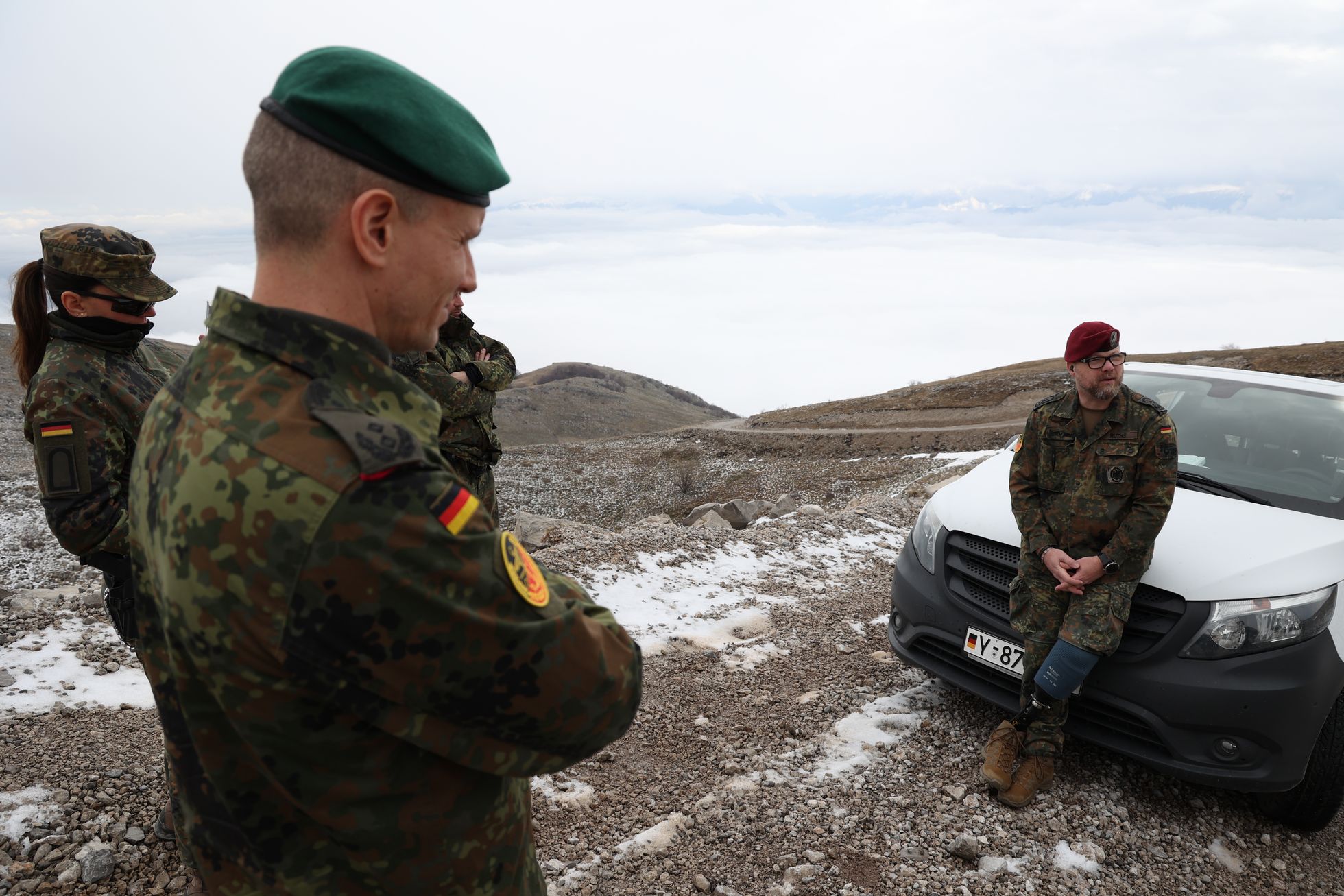 Nach 26 Jahren zurück am Pashtrik: Stabsfeldwebel Jens Ruths (r.) erzählt, wie es im September 1999 zu dem Minenunfall kam. Foto: DBwV/Yann Bombeke