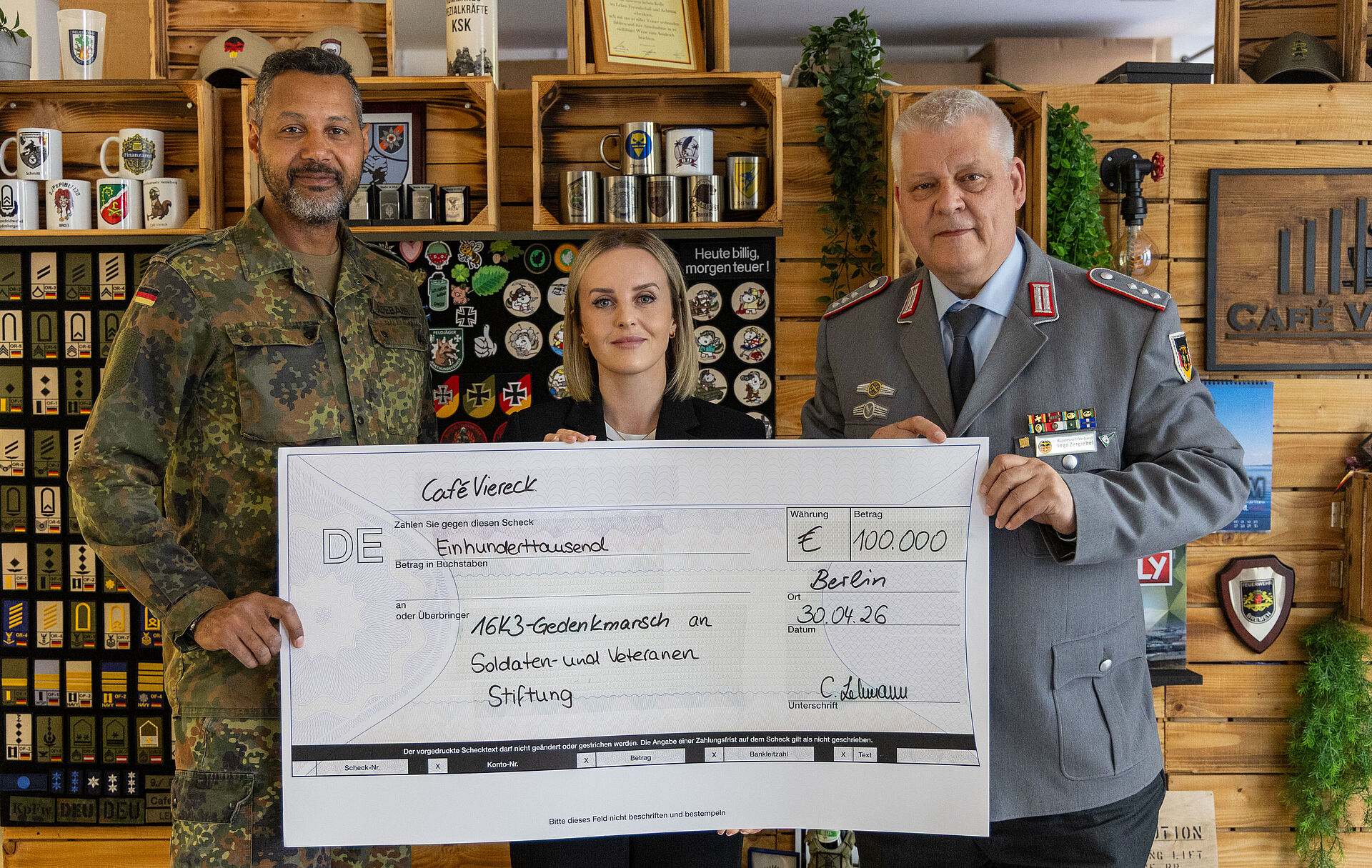 100.000 Euro für die SVS: Spendenübergabe nach 16K3-Marsch