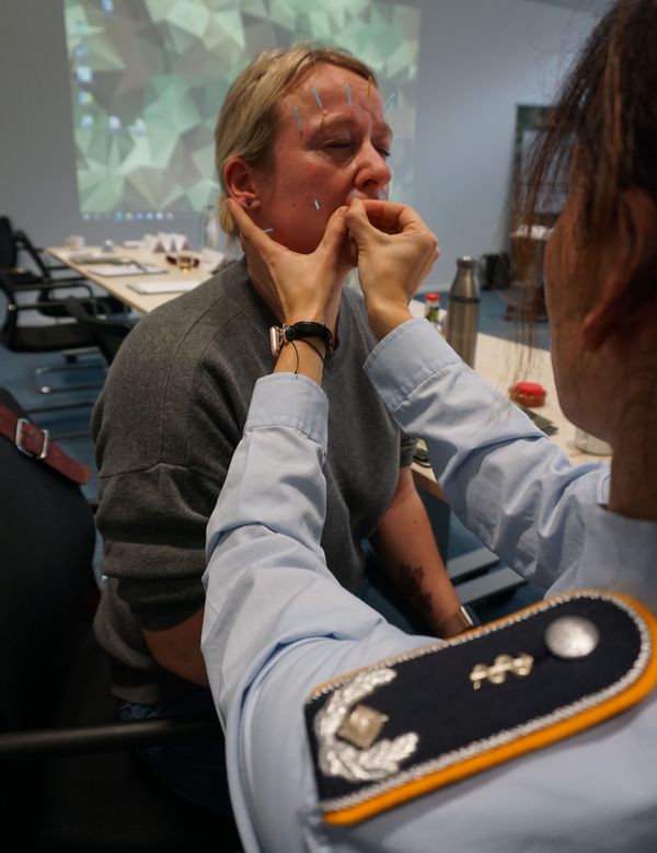 Oberstabsarzt Dr. Alexandra Dejonckheere behandelte Stabsfeldwebel Steffi Schenke mit Akupunktur. Foto: DBwV/ Eva Krämer