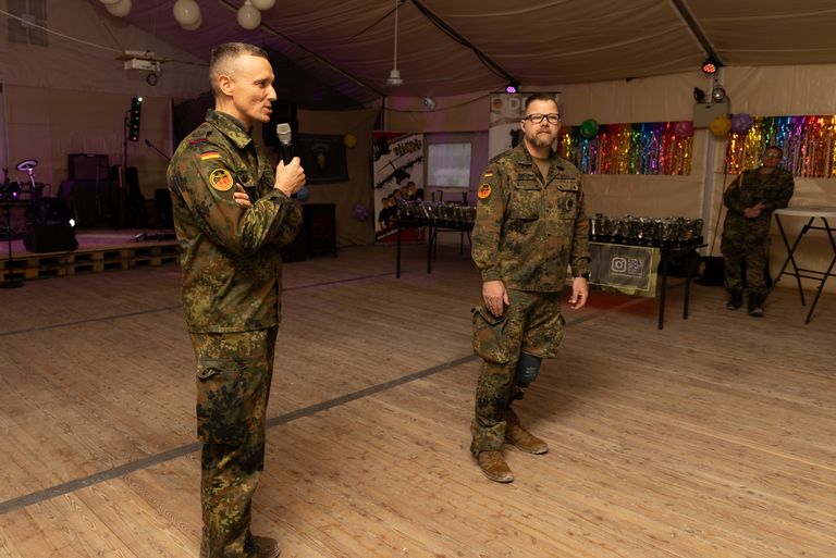 Im Camp Bondsteel richtet Oberstleutnant i.G. Marcel Bohnert (l.) mit Stabsfeldwebel Jens Ruths ein paar Worte an die Soldatinnen und Soldaten der Einsatzkompanie. Foto: DBwV/Yann Bombeke
