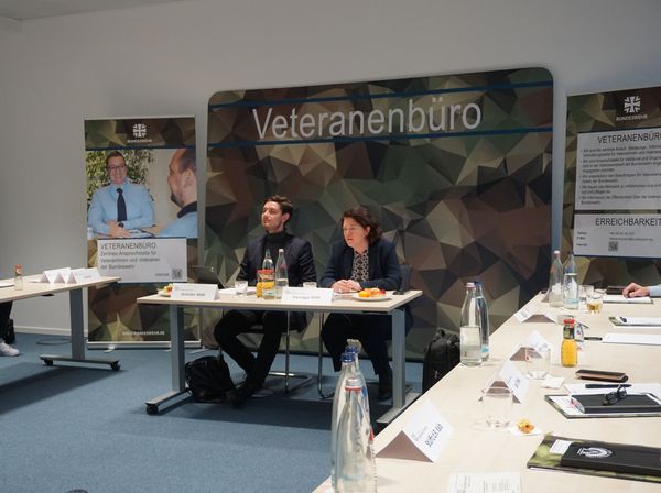 Die Bundestagsabgeordneten Nils Gründer (FDP, links) und Kerstin Vieregge (CDU, rechts) diskutierten unter anderem mit den Teilnehmerinnen und Teilnehmern auch über den Veteranentag. Foto: DBwV/Eva Krämer