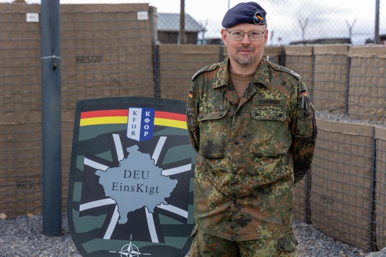 Oberstleutnant Daniel Scherrer führt die deutschen Soldatinnen und Soldaten im Camp Bondsteel in Ferizaj an. Foto: DBwV/Yann Bombeke