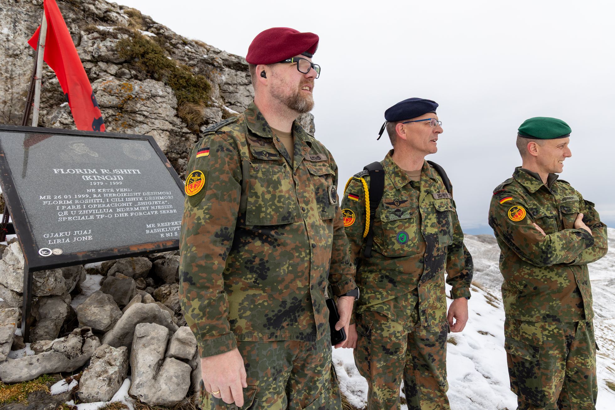 Stabsfeldwebel Jens Ruths (v.l.n.r.), Oberstabsfeldwebel Frank Schmitt und Oberstleutnant i.G. Marcel Bohnert am Gipfel des Pashtriks. Dort ist eine Gedenktafel einem gefallenen kosovo-albanischen Kämpfer gewidmet. Foto: DBwV/Yann Bombeke