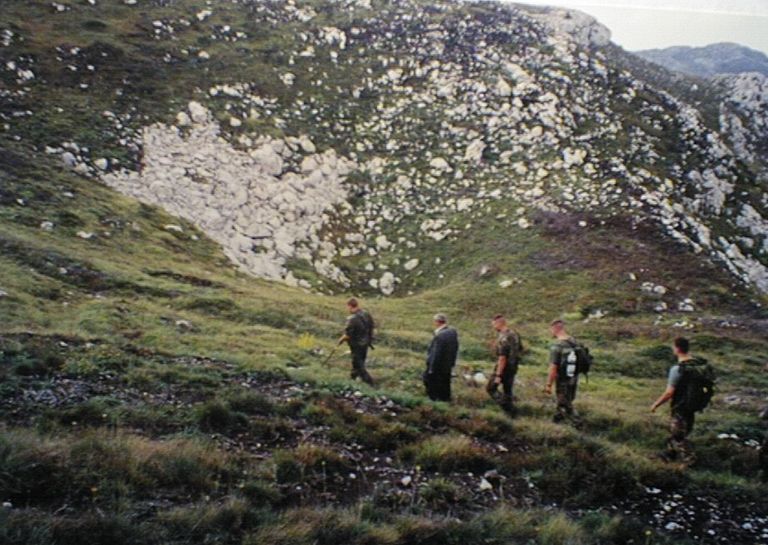 Kurz vor dem Unglück: Am Gebirgszug Pashtrik erkunden Jens Ruths und seine Kameraden die Lage, klären alte Stellungen und mögliche Waffenverstecke auf. Der Gebirgszug an der Grenze zu Albanien war während des Krieges heftig umkämpft. Foto: Jens Ruths
