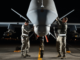 US-Soldaten bereiten eine Drohne vom Typ MQ-9 "Reaper" für eine Übung vor. Die SPD knüpft den möglichen Einsatz bewaffneter Drohnen durch die Bundeswehr an strenge Bedingungen. Foto: Staff Sgt. Nadine Barclay/Released