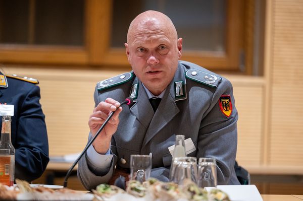 Oberstleutnant Michael Krause berichtete von seinen ersten Wochen als Leiter des neuen Veteranenbüros.Foto: DBwV/Yann Bombeke