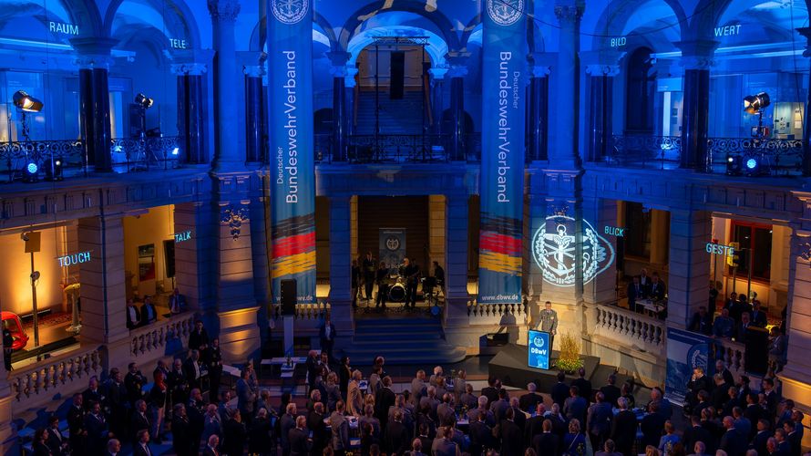 Mehr als 500 Gästen kamen auf Einladung des DBwV zum Parlamentarischen Abend ins Museum für Kommunikation in Berlin. Foto: Mario Firyn