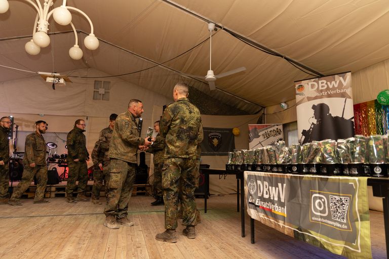Zur Kontingentfeier hatte der DBwV einige kleine Präsente für die Soldatinnen und Soldaten im Camp Bondsteel mitgebracht. Foto: DBwV/Yann Bombeke