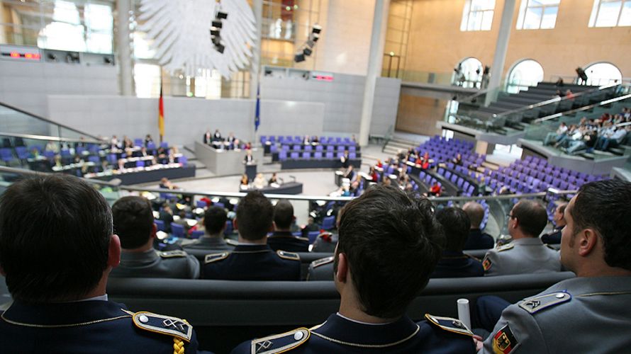 Soldaten im Bundestag. Foto: dpa