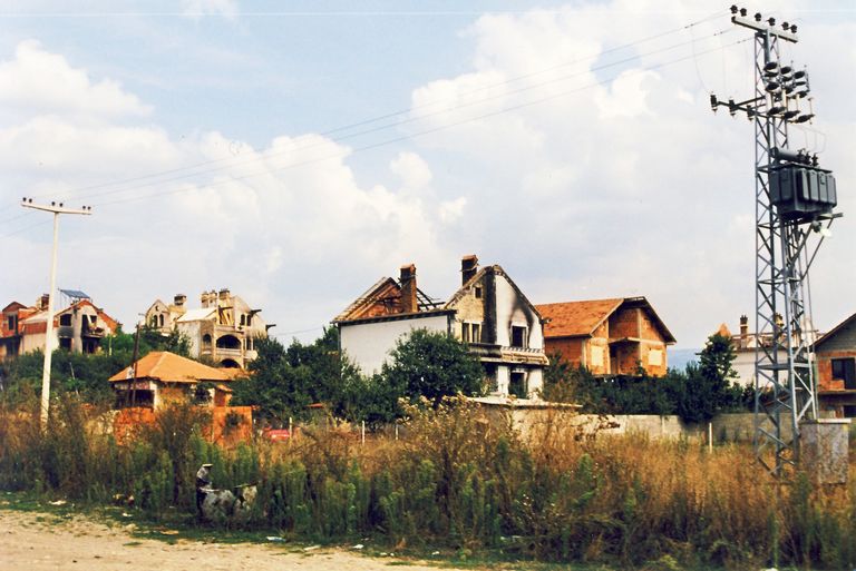 Der Kosovo im Sommer 1999: Die Spuren des Krieges sind noch überall sichtbar, wie in dieser Ortschaft im Südwesten der Provinz. Foto: DBwV/Yann Bombeke