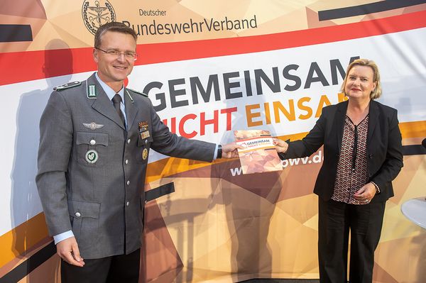 Oberstleutnant Wüstner übergibt das Forderungspapier des DBwV an die Wehrbeauftragte Eva Högl. Foto: DBwV/Yann Bombeke