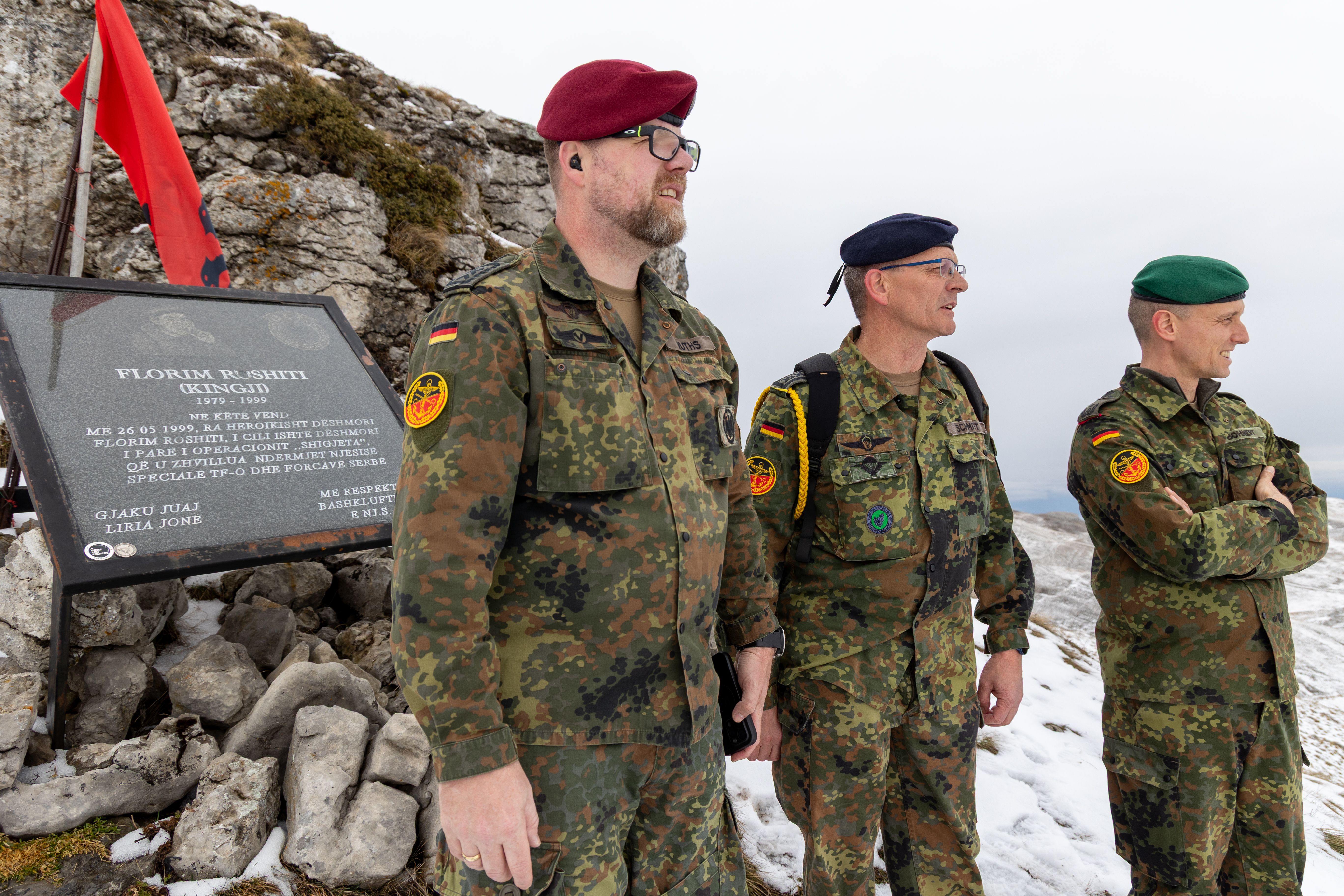Stabsfeldwebel Jens Ruths (v.l.n.r.), Oberstabsfeldwebel Frank Schmitt und Oberstleutnant i.G. Marcel Bohnert am Gipfel des Pashtriks. Dort ist eine Gedenktafel einem gefallenen kosovo-albanischen Kämpfer gewidmet. Foto: DBwV/Yann Bombeke