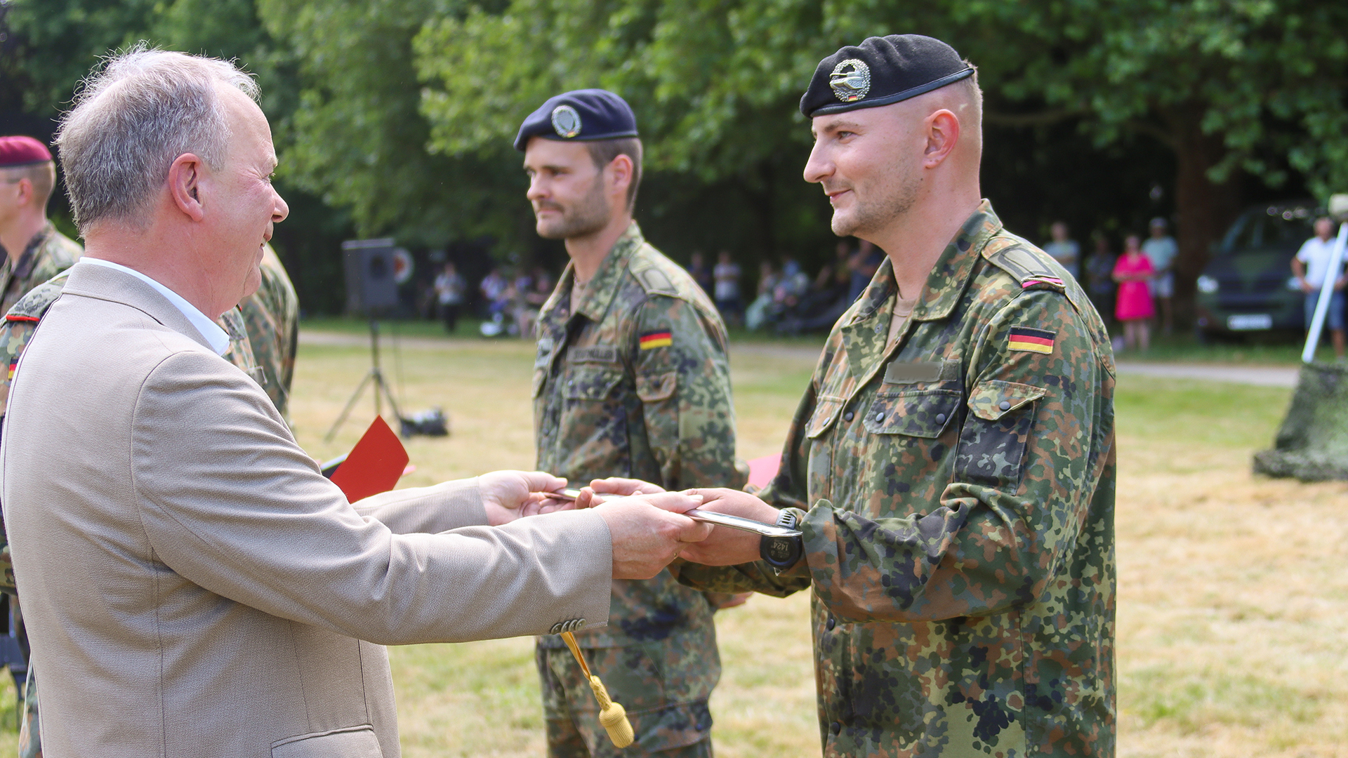 Übergabe Bestpreis der Unteroffizierschule des Heeres