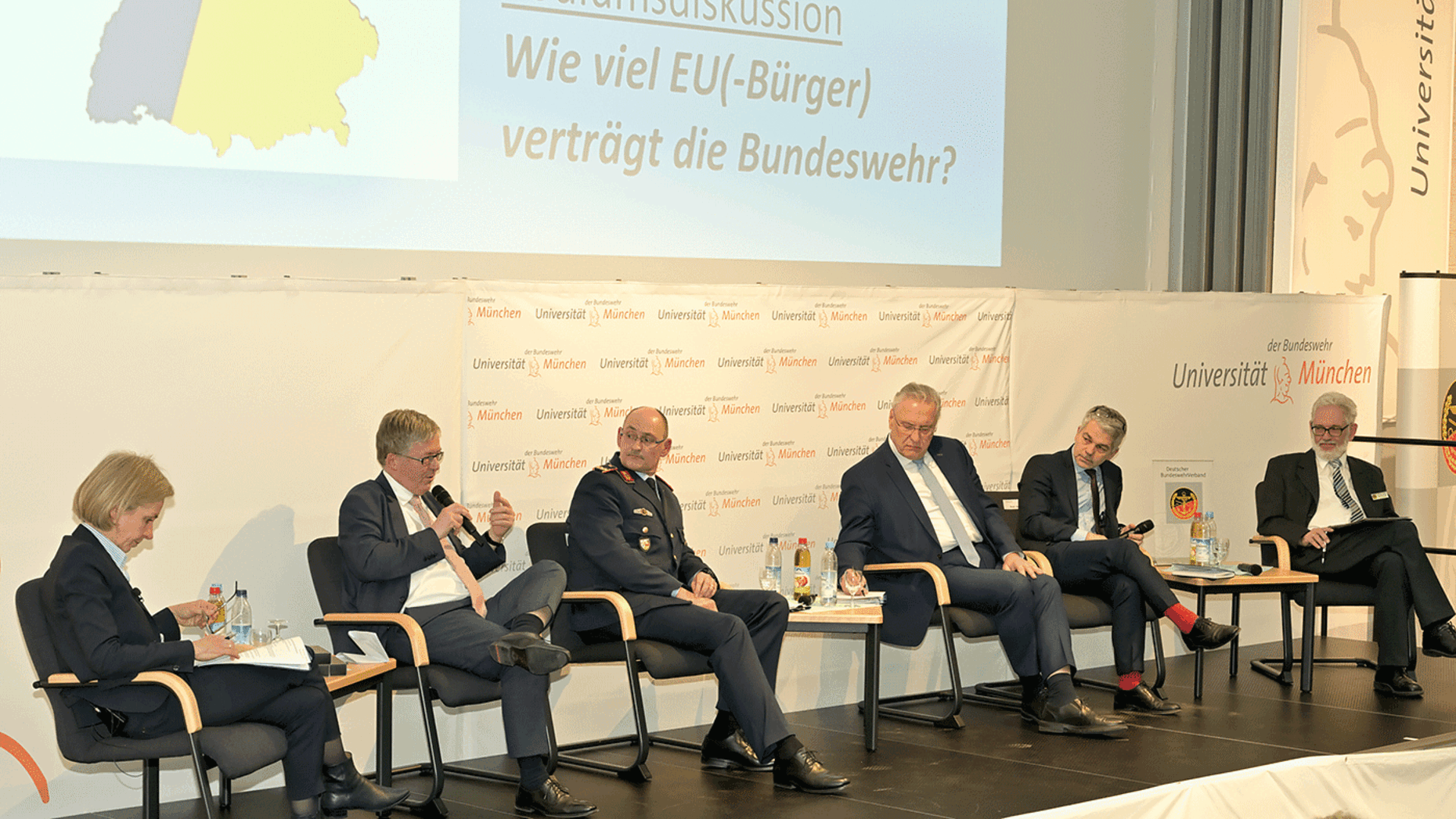 Auf dem Podium: Moderatorin Prof. Dr. Ursula Münch, Wehrbeauftragter Dr. Hans-Peter Bartels, Bayerischer Staatsminister Joachim Herrmann (MdL), Brigadegeneral Thomas Hambach (Kommandeur Landeskommando Bayern), Politikwissenschaftler Professor Dr. Carlo Masala (UniBw) und Oberstleutnant a.D. Thomas Sohst (DBwV). Foto: DBwV/Ingo Kaminsky