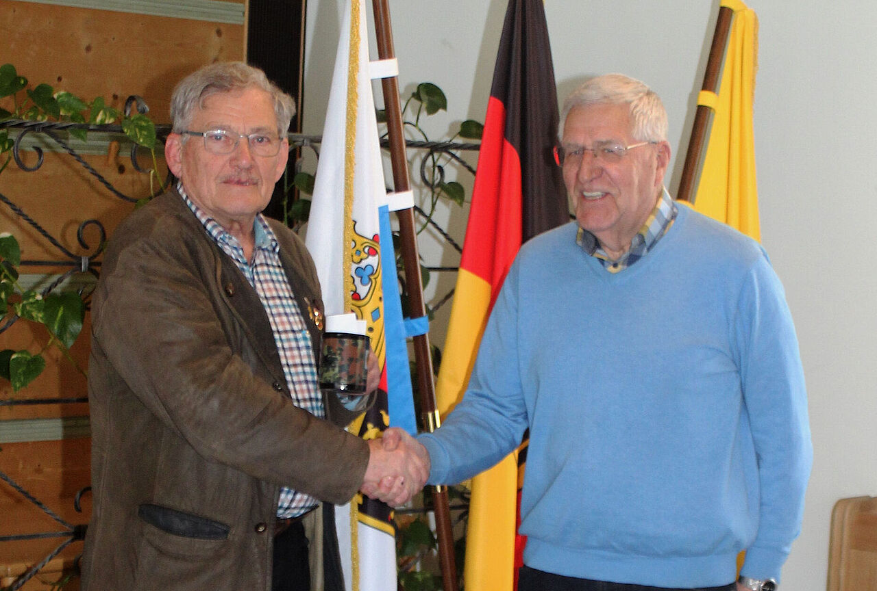 Oberst a.D. Manfred Benkel (r.) dankte als Vorsitzender des Sozialwerkes Gebirgstruppe e.V. für die Spende der Mitglieder der Kameradschaft. Foto: KERH BGL