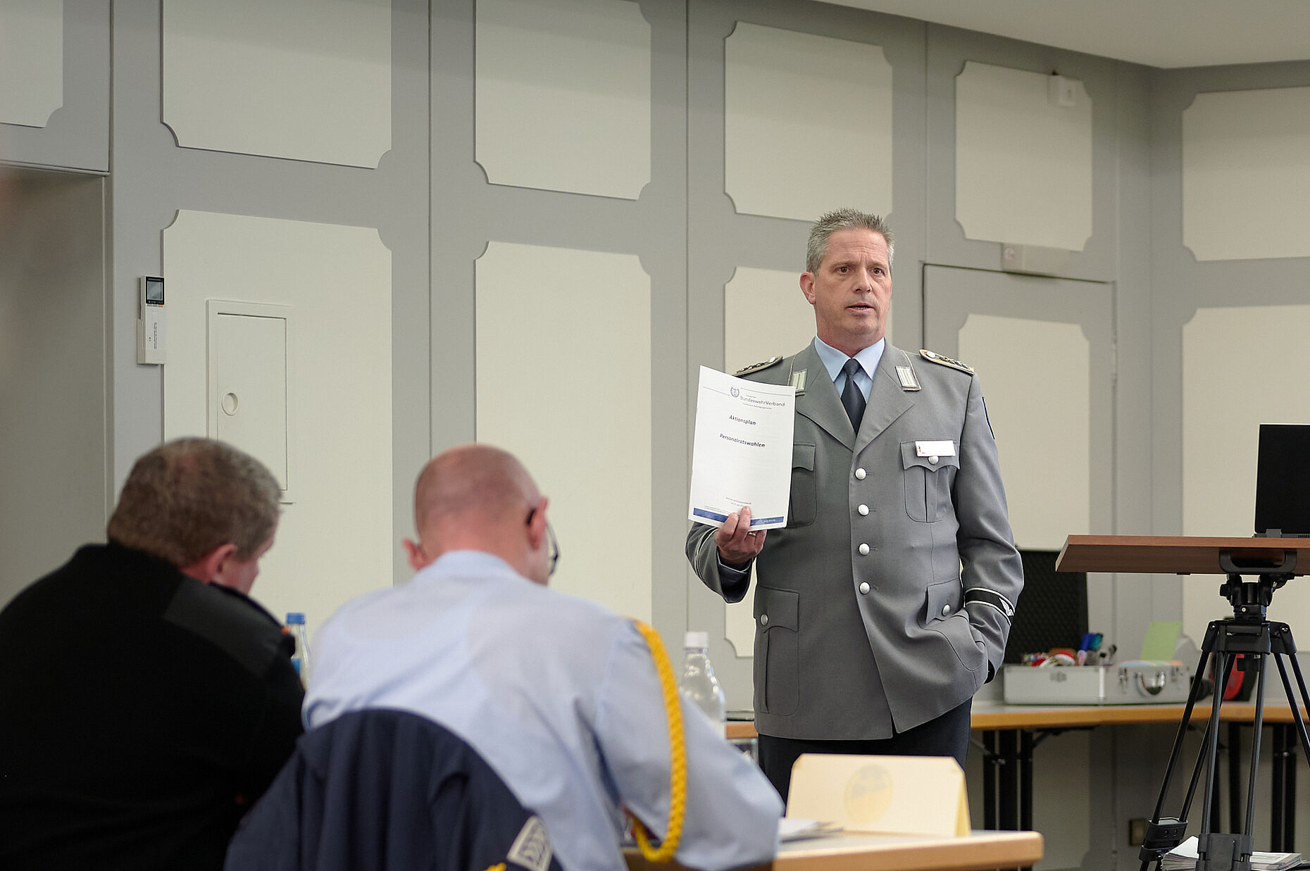 Oberstabsfeldwebel Sascha Altenhofen gab wichtige Hinweise für die StoKa und TruKa zur PR-Wahlen 2024. Foto: Ingo Kaminsky