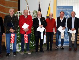 Bezirksvorsitzender Daniel Brunner (l.) und KERH-Vorsitzender Klaus Schwarzenberger (r.) ehrten sechs Mitglieder für ihre langjährige Treue zum DBwV. Foto: KERH BGL