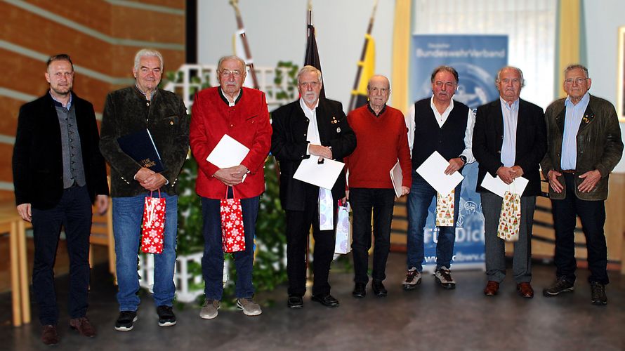 Bezirksvorsitzender Daniel Brunner (l.) und KERH-Vorsitzender Klaus Schwarzenberger (r.) ehrten sechs Mitglieder für ihre langjährige Treue zum DBwV. Foto: KERH BGL