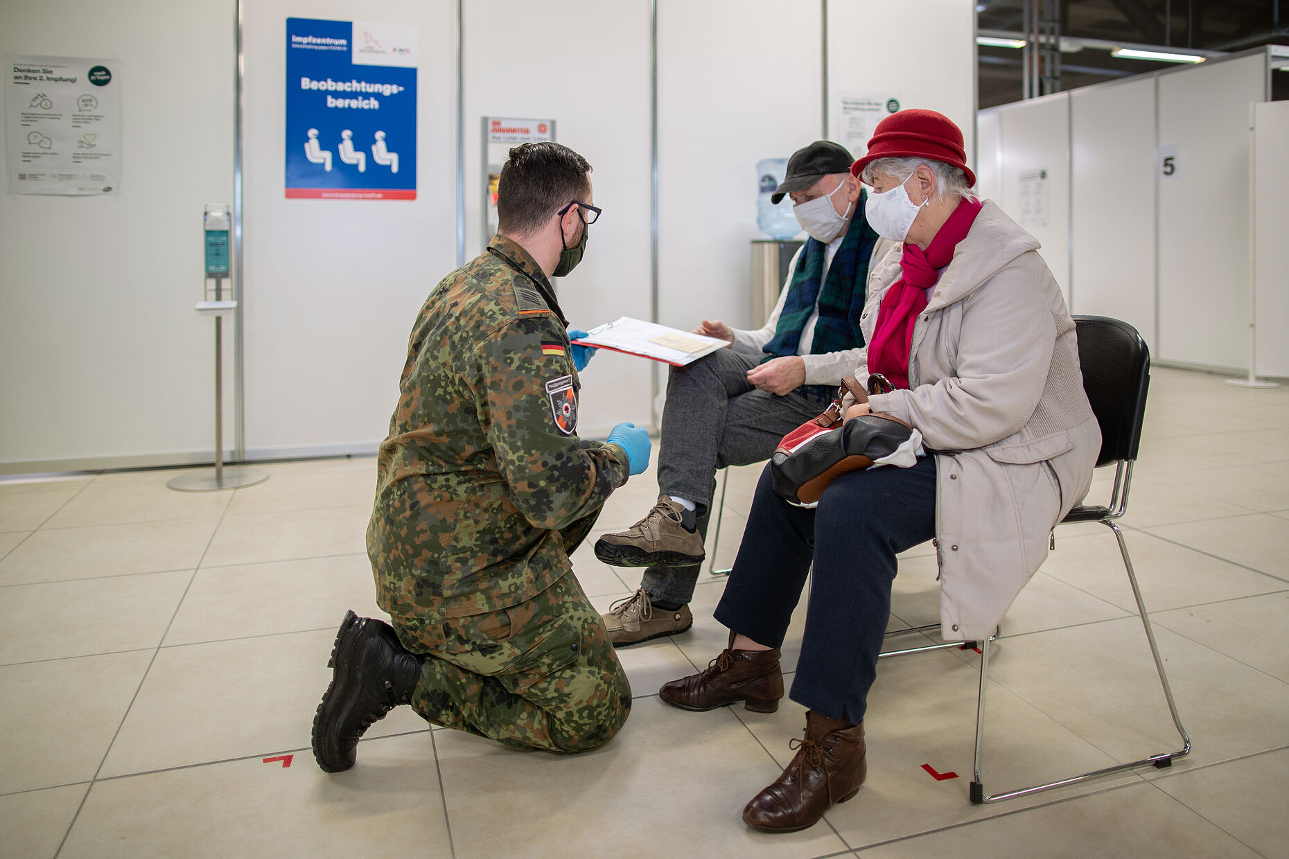 Impfungen sind mehr als eine individuelle Vorsorgemaßnahme; sie sind ein strategisches Element gesamtgesellschaftlicher Resilienz und Gesundheitsvorsorge. Während der Corona-Pandemie leistete die Bundeswehr Amtshilfe. Foto: Bundeswehr/Tom Twardy