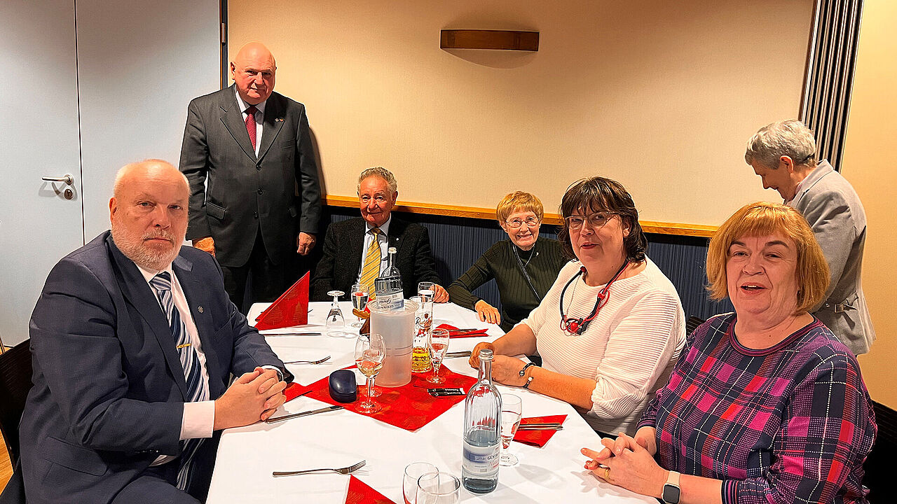 Der Vorsitzende der KERH Mitte von Berlin Oberst a. D. Ralph Kohlen (stehend) bedankt sich bei seinem Vorgänger Oberstleutnant a.D. Karl-Heinz Jeske. Foto: Roland Lorenz