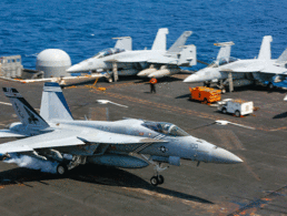 Im Arabischen Meer landet ein Kampfflugzeug vom Typ "Super Hornet" auf dem Flugzeugträger USS Abraham Lincoln. Die Vereinigten Staaten haben ihre Präsenz am Persischen Golf verstärkt. Deutschland würde sich laut Verteidigungsministerin in der Region engagieren, allerdings nur im Rahmen einer europäischen Mission. Foto: U.S. Navy photo by Mass Communication Specialist 3rd Class Tristan Kyle Labuguen/Released