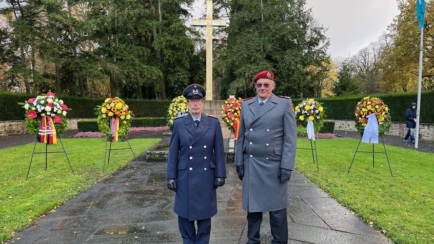 In Bonn nahmen der Landessvorsitze West, Stabsfeldwebel Volker Keil und der Vorsitzende der Standortkameradschaft, Oberstleutnant Dr. Linus Strelau, an der zentralen Gedenkfeier anlässlich des Volkstrauertages teil. Foto: DBwV