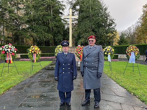 In Bonn nahmen der Landessvorsitze West, Stabsfeldwebel Volker Keil und der Vorsitzende der Standortkameradschaft, Oberstleutnant Dr. Linus Strelau, an der zentralen Gedenkfeier anlässlich des Volkstrauertages teil. Foto: DBwV