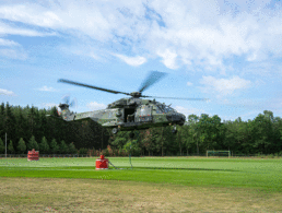 Ein Transporthubschrauber NH90 landet auf dem Sportplatz von Lübtheen mit einem Löschwassertank. Es ist das erste Mal, dass der NH90 mit Wasser als Außenlast eingesetzt wird. Foto: DBwV/Bombeke