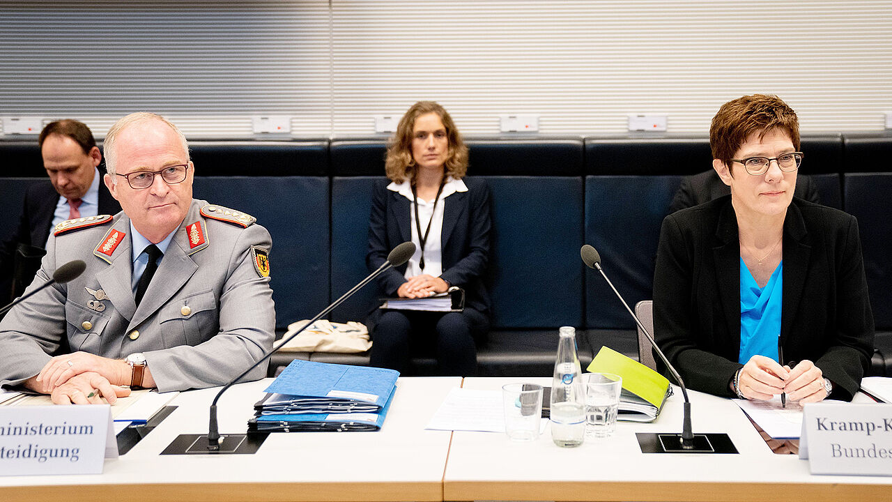 Symbolbild: Generalinspekteur Eberhard Zorn und Verteidigungsministerin Annegret Kramp-Karrenbauer im Verteidigungsausschuss. Foto: picture alliance/dpa