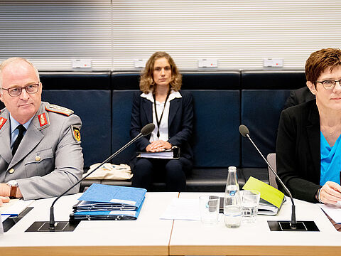 Symbolbild: Generalinspekteur Eberhard Zorn und Verteidigungsministerin Annegret Kramp-Karrenbauer im Verteidigungsausschuss. Foto: picture alliance/dpa