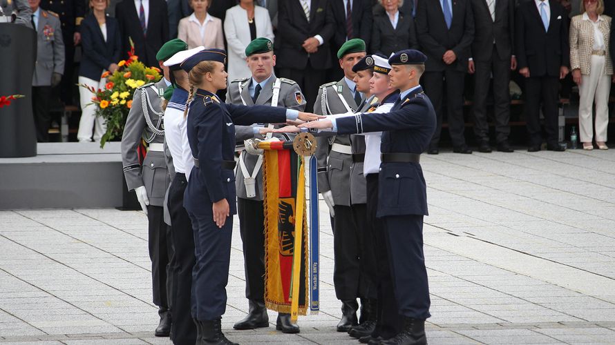 Gelöbnis in Berlin. Die Bundeswehr ist gerade dabei, sich ihrer eigenen Tradition zu vergewissern  Foto: Bundeswehr
