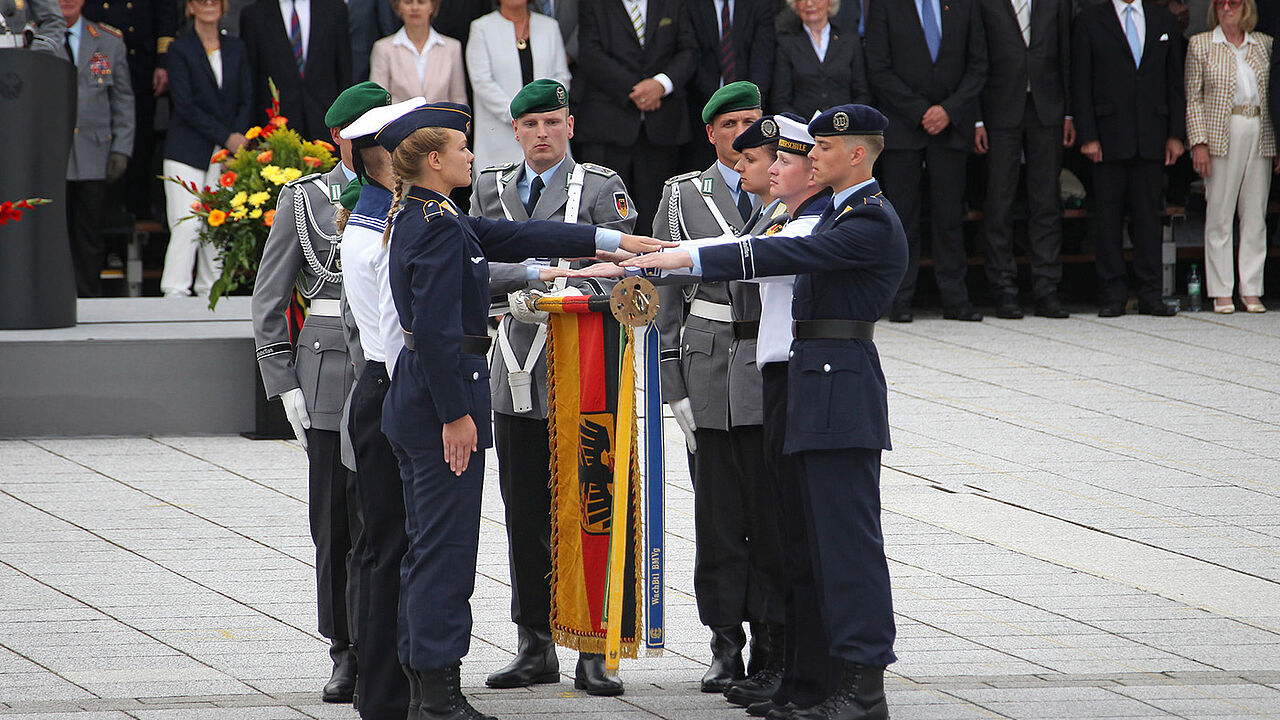 Gelöbnis in Berlin. Die Bundeswehr ist gerade dabei, sich ihrer eigenen Tradition zu vergewissern  Foto: Bundeswehr
