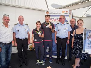 Sportsoldatinnen und Sportsoldaten der Bundeswehr zu Besuch: Monika Karsch (3. v. l.) und Hauptgefreiter Denis Kudla (4. v. l.)