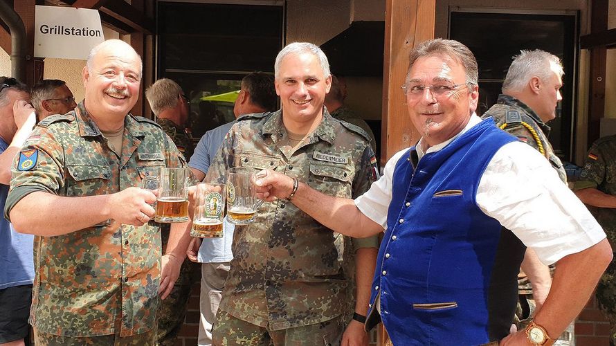 Stoßen an: Hauptmann Manfred Winterholler (v. l.), Oberst Dirk Niedermeier und Franz Jung eröffnen das Sommerfest. Foto: DBwV