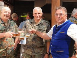 Stoßen an: Hauptmann Manfred Winterholler (v. l.), Oberst Dirk Niedermeier und Franz Jung eröffnen das Sommerfest. Foto: DBwV