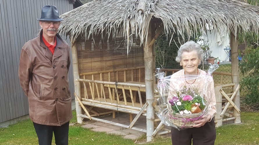 Vorsitzender Oberst a.D. Enrico Werner gratulierte Lydia Koepke zum 90. Geburtstag. Foto: DBwV/Karl-Otto Kindinger