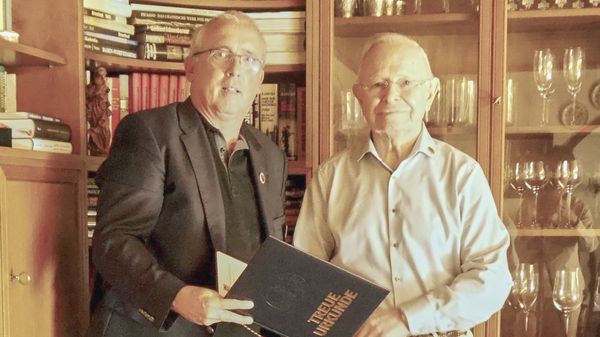 Vorsitzender Ralph Bender (v.l.) überbrachte Hauptmann a.D. Alfred Amann den Dank für 60 Jahre Mitgliedschaft im DBwV. Foto: KERH Bruchsal/DBwV