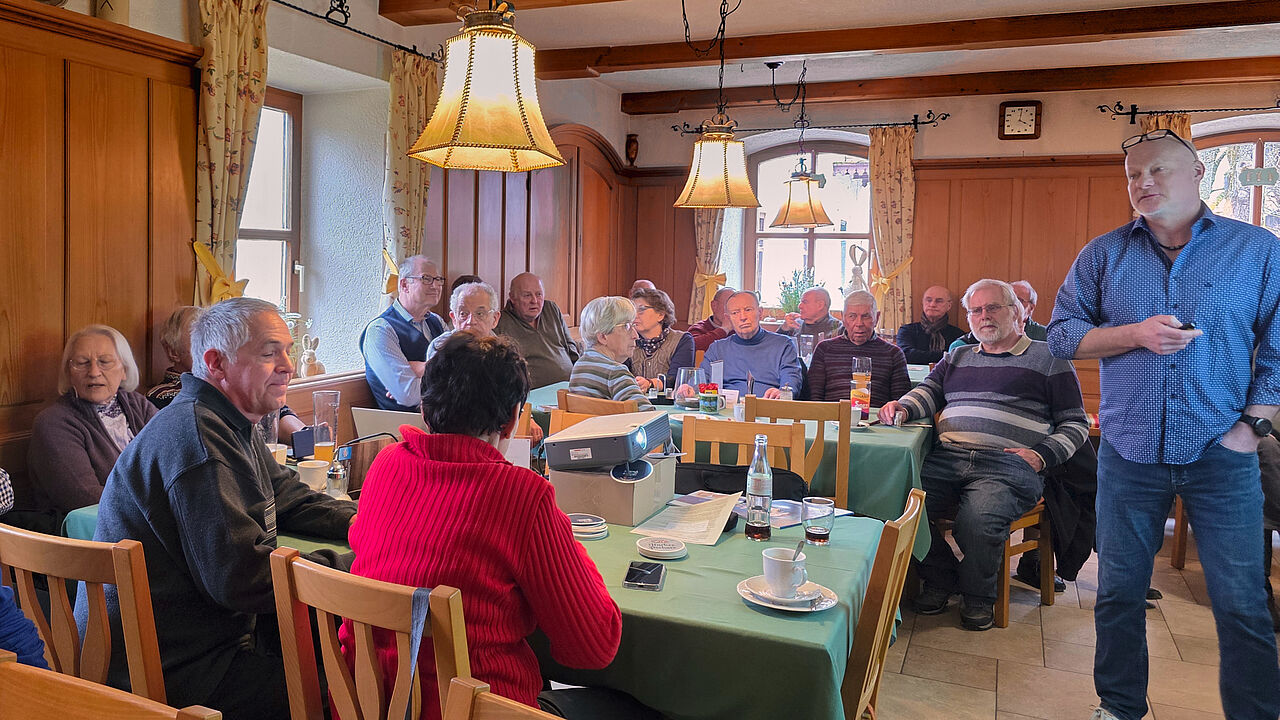 Sozialberater Killer stellte das Leistungsspektrum des Sozialdienstes der Bundeswehr für die Ehemalige und deren Familienangehörigen vor. Foto: Dirk Becker