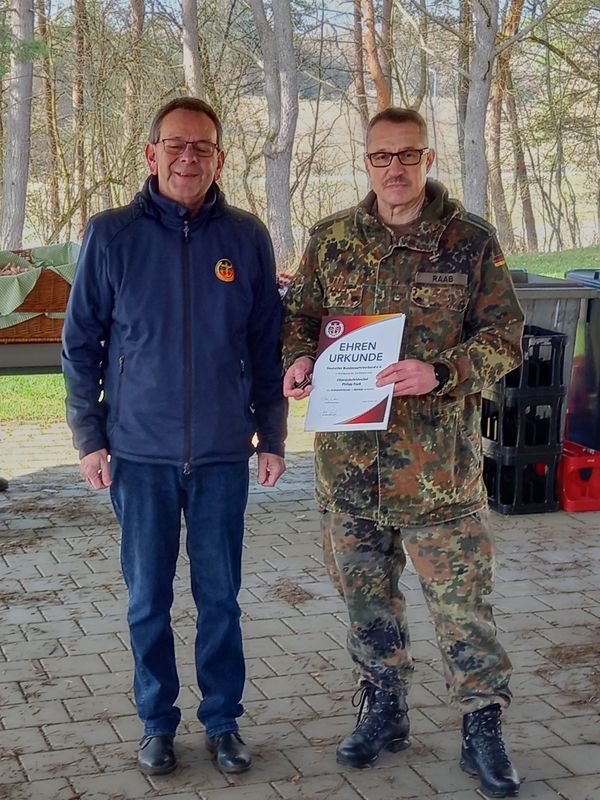 Den langjährigen Vorsitzenden der StoKa Stetten a.k.M. und TruKa-Vorsitzenden KpfmAbwS, Oberstabsfeldwebel Philipp Raab, zeichnete Harald Lott mit der Verdienstnadel in Bronze aus. Foto: DBwV/HL
