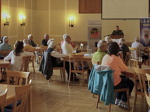 In seinem Grußwort beim Sommerfest der Kameradschaft ERH Sonthofen mit 60 Teilnehmern informierte Kommandeur Oberst Tim Richard über Entwicklungen an seiner Bildungseinrichtung. Foto: Stefan Weyer