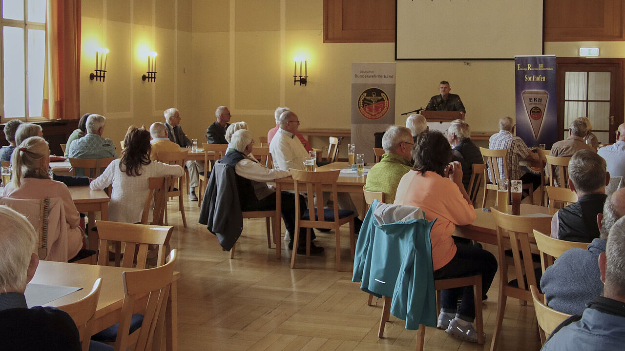In seinem Grußwort beim Sommerfest der Kameradschaft ERH Sonthofen mit 60 Teilnehmern informierte Kommandeur Oberst Tim Richard über Entwicklungen an seiner Bildungseinrichtung. Foto: Stefan Weyer