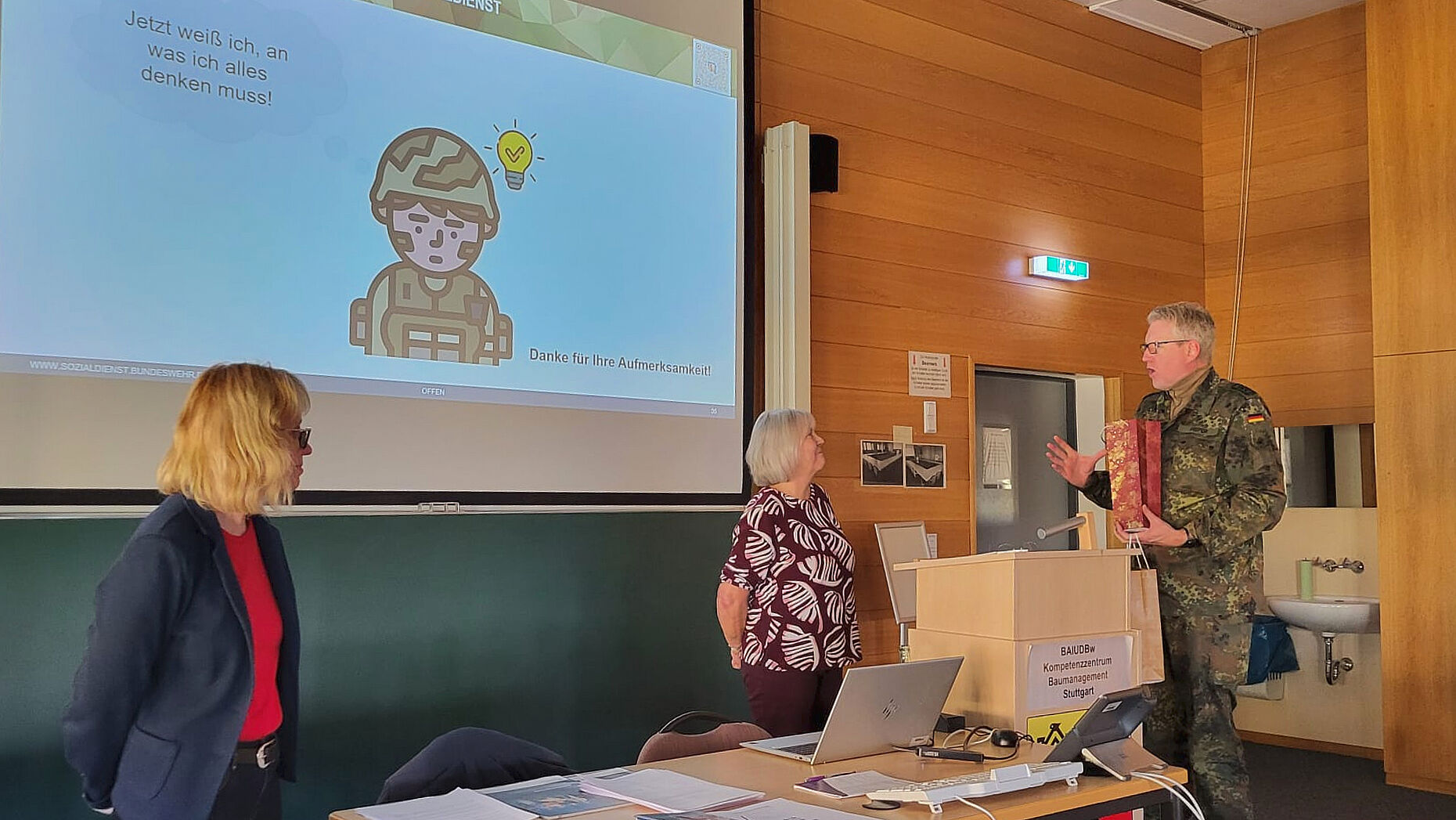 TruKa-Vorsitzender Stabsfeldwebel Ralf Pieper dankte RAR’in Bok und RAR’in Blessing vom Sozialdienst der Bundeswehr Stuttgart. Foto: Joachim