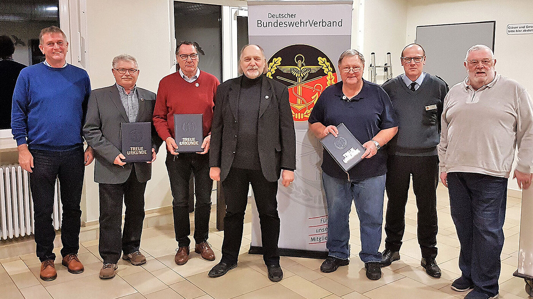 Die für langjährige Mitgliedschaft Geehrten der Kameradschaft ERH Roth mit Vorsitzendem ERH Bernhard Hauber (l) sowie Bezirksvorsitzendem Hauptmann Oliver Hartmann und Vorsitzendem Hauptmann a.D. Wolfgang Schulze-Thummes (r). Foto: DBwV/LV Süddeutschland